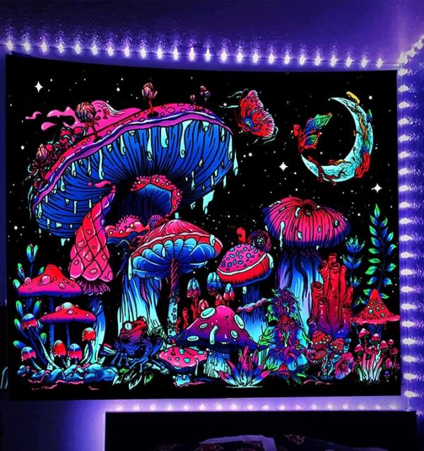 psychedelic-glow-in-the-dark-mushroom-wall-tapestry